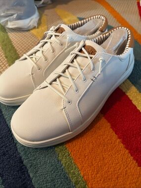 NWT Men 10.5 Hey Dude Paul Pro Classic
White leather